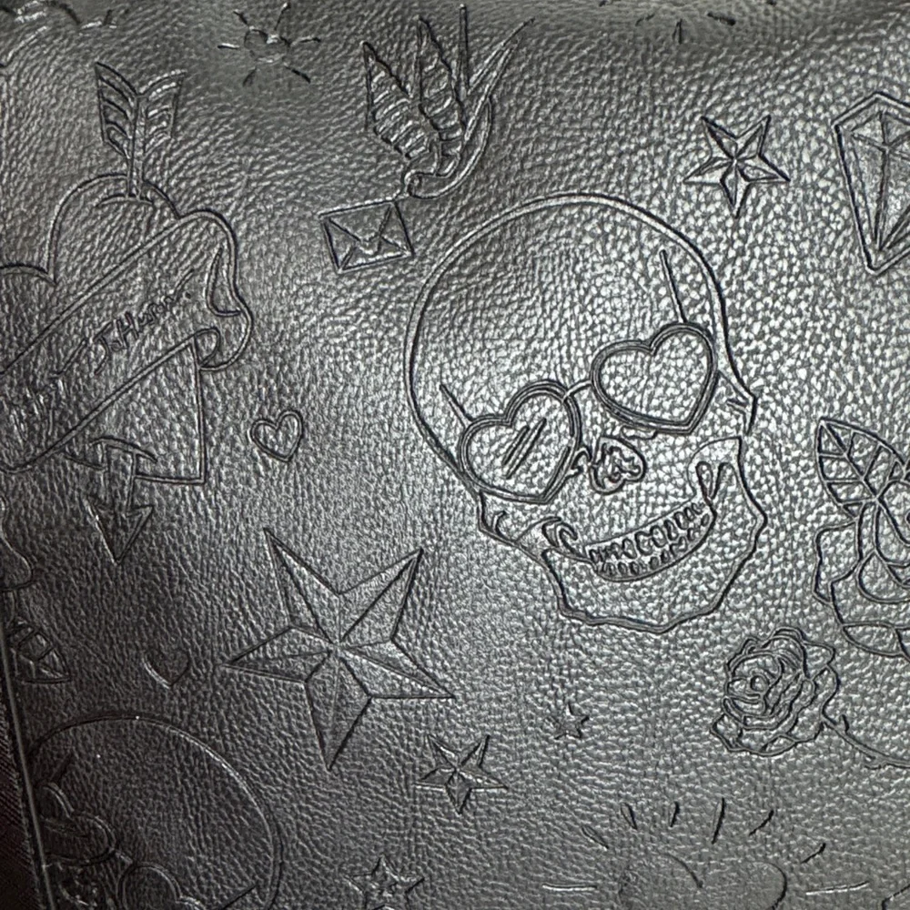 Betsey Johnson skull and heart weekender - Picture 2 of 7